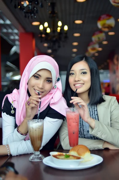 Retrato de cerca de la hermosa joven musulmana asiática en la cafetería con hermosas sonrisas —  Fotos de Stock