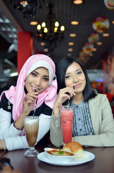 Retrato de cerca de la hermosa joven musulmana asiática en la cafetería con hermosas sonrisas — Foto de Stock