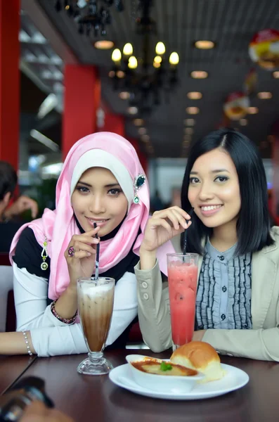 Retrato de cerca de la hermosa joven musulmana asiática en la cafetería con hermosas sonrisas —  Fotos de Stock