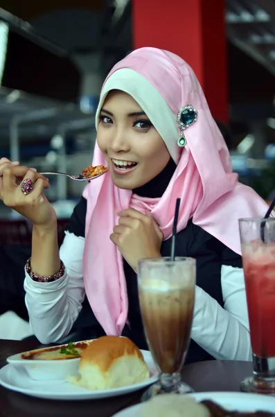 Крупный план портрета красивой молодой азиатской мусульманки в кафе с прекрасными улыбками — стоковое фото