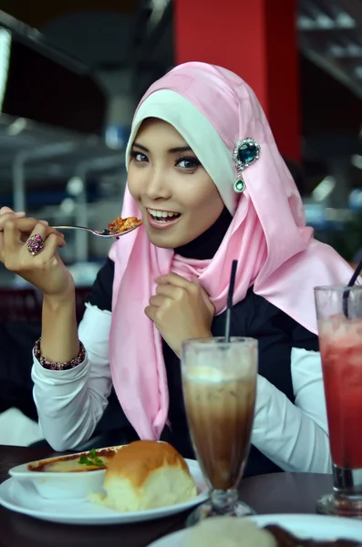 Gros plan portrait de belle jeune femme musulmane asiatique au café avec de beaux sourires — Photo