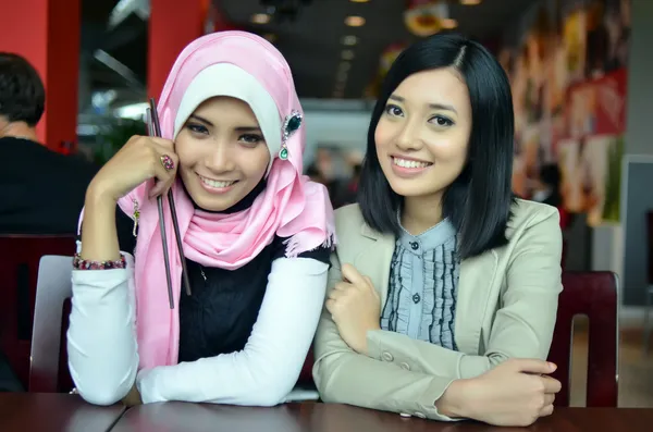 Detailní portrét krásné mladé asijské muslimské ženy v kavárně s krásné úsměvy — Stock fotografie