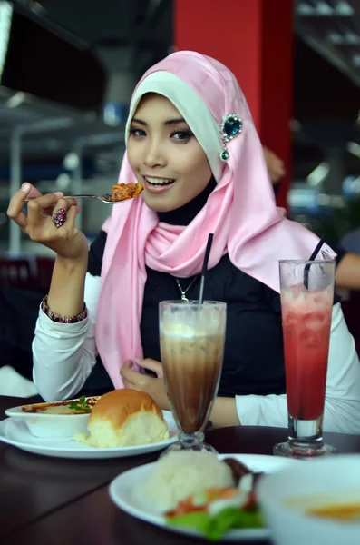 Güzel genç Asyalı Müslüman kadının Cafe'de güzel gülümsüyor ile yakın çekim portre — Stok fotoğraf