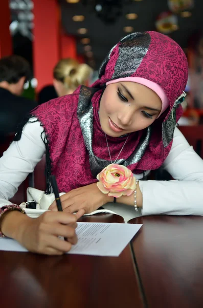 Detailní portrét krásné mladé asijské muslimské ženy v kavárně s krásné úsměvy — Stock fotografie