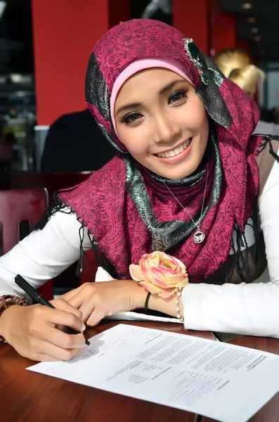 Close-up portrait of beautiful young Asian Muslim woman at cafe with lovely smiles — Stock Photo, Image