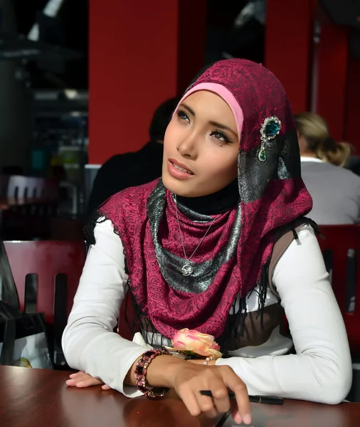 Retrato de cerca de la hermosa joven musulmana asiática en la cafetería con hermosas sonrisas —  Fotos de Stock