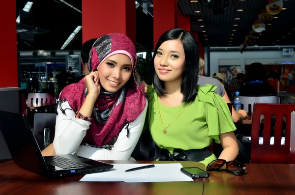 Close-up portrait of beautiful young Asian Muslim woman at cafe with lovely smiles — Stock Photo, Image