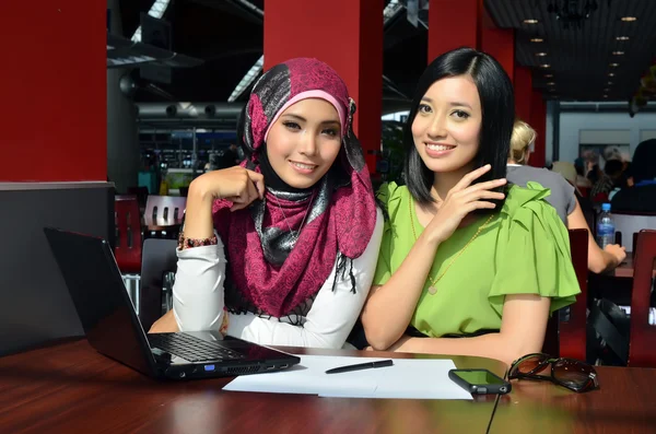 Szczegół portret piękne młode azjatyckie kobiety muzułmańskich w kawiarni z pięknym uśmiechem — Zdjęcie stockowe
