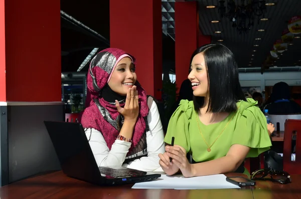 Retrato de cerca de la hermosa joven musulmana asiática en la cafetería con hermosas sonrisas —  Fotos de Stock