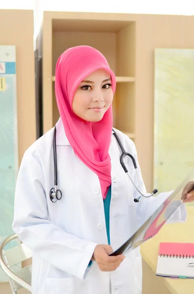 Médico musulmán confiado sonrisa —  Fotos de Stock
