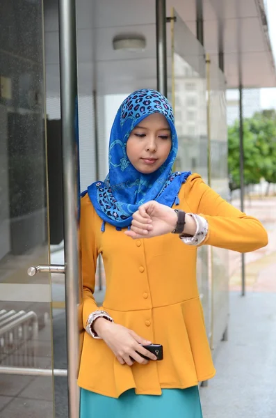 Young asian muslim woman in head scarf smile — Stock Photo, Image