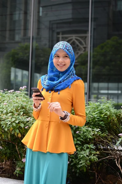 Young asian muslim woman in head scarf smile — Stock Photo, Image