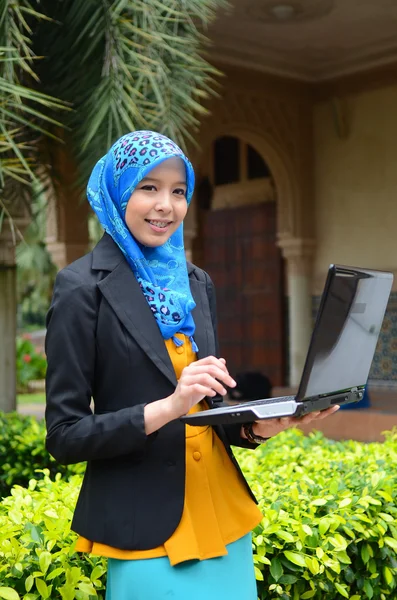 Young asian muslim woman in head scarf smile — Stock Photo, Image