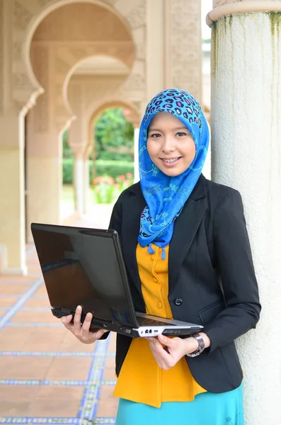 Young asian muslim woman in head scarf smile — Stock Photo, Image