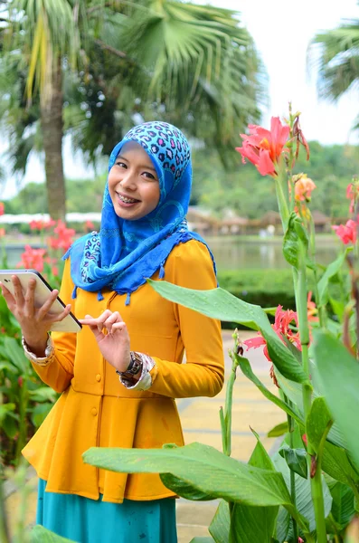 Wanita muslim Asia muda di kepala tersenyum syal — Stok Foto