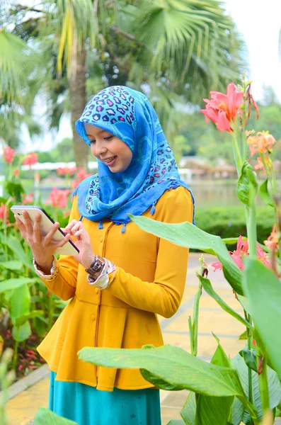 Joven asiático musulmán mujer en cabeza bufanda sonrisa — Foto de Stock