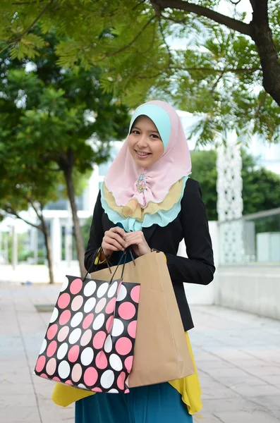 Young asian muslim woman in head scarf smile — Stock Photo, Image