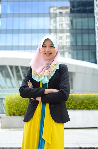 Giovane donna musulmana asiatica in testa sciarpa sorriso — Foto Stock