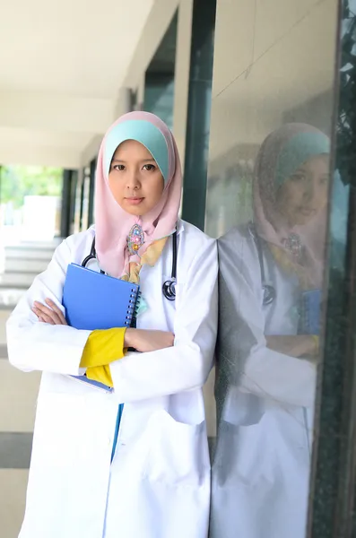 Un médecin musulman confiant sourire — Photo