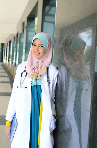 自信を持ってのイスラム教徒の医師笑顔 — ストック写真