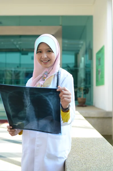 Confident Muslim doctor smile — Stock Photo, Image