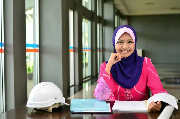 Başörtülü genç Asyalı Müslüman kadın gülümsüyor Telifsiz Stok Imajlar
