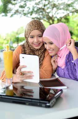 iki genç oldukça Asya Müslüman iş kadın başörtüsü