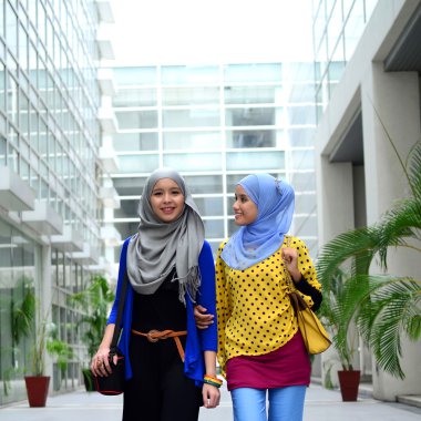 iki genç oldukça Asya Müslüman iş kadın başörtüsü