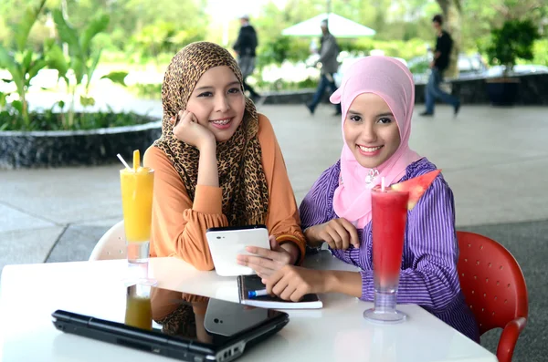 Két fiatal szép ázsiai muszlim üzletasszony fejkendő — Stock Fotó