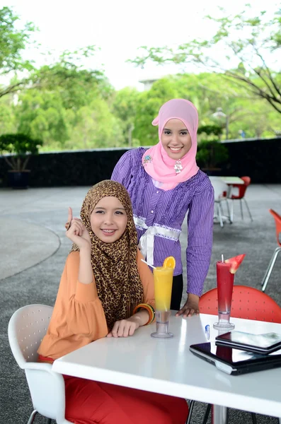Twee jonge mooie Aziatische moslim zakenvrouw in hoofddoek — Stockfoto