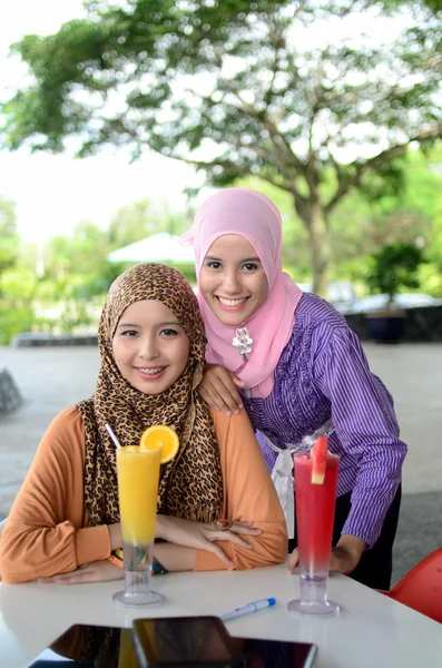 Two young pretty Asian muslim business woman in head scarf — Stock Photo, Image