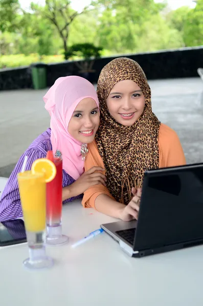 Две молодые симпатичные азиатские мусульманки в головном шарфе — стоковое фото