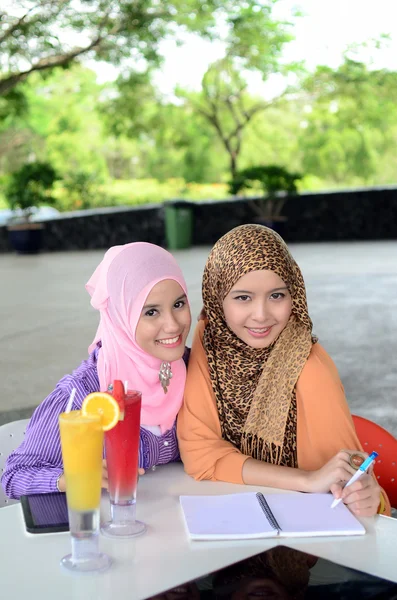 Due giovani bella asiatico musulmano business donna in testa sciarpa — Foto Stock