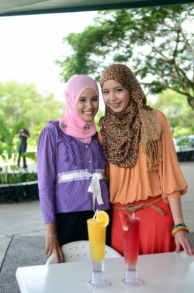 Dua muda cantik Asia muslim wanita bisnis di kepala syal — Stok Foto