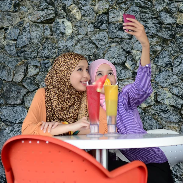 Iki genç oldukça Asya Müslüman iş kadın başörtüsü — Stok fotoğraf