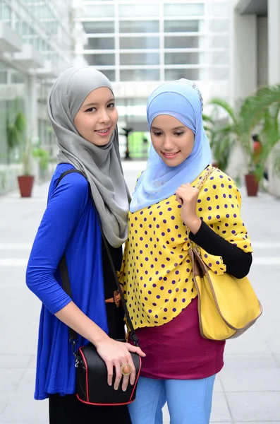 Две молодые симпатичные азиатские мусульманки в головном шарфе — стоковое фото