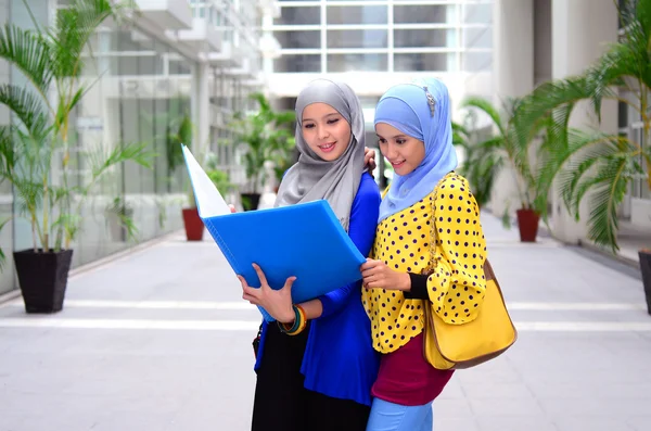 Zwei junge hübsche asiatische muslimische Geschäftsfrau im Kopftuch — Stockfoto
