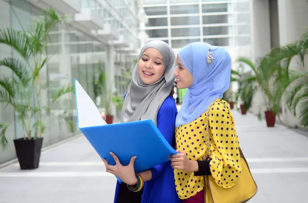 Deux jeunes jolie asiatique musulman entreprise femme en foulard tête — Photo
