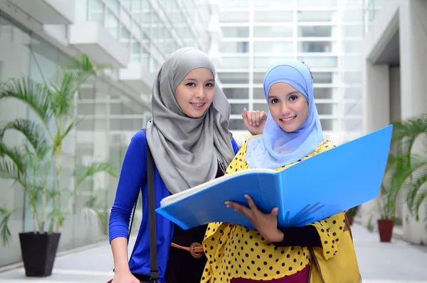 Two young pretty Asian muslim business woman in head scarf — Stock Photo, Image