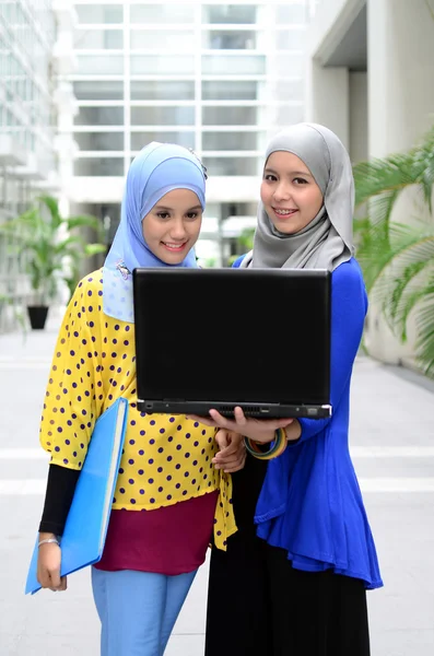 Deux jeunes jolie asiatique musulman entreprise femme en foulard tête — Photo