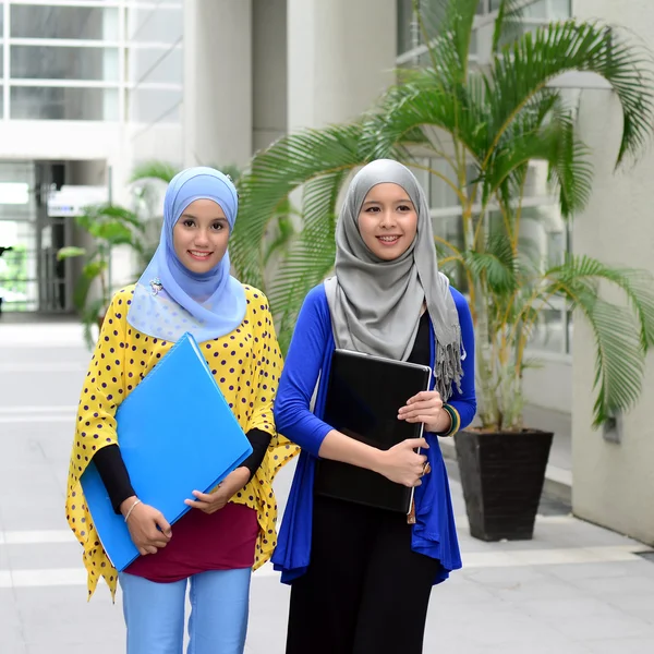 Dua muda cantik Asia muslim wanita bisnis di kepala syal — Stok Foto
