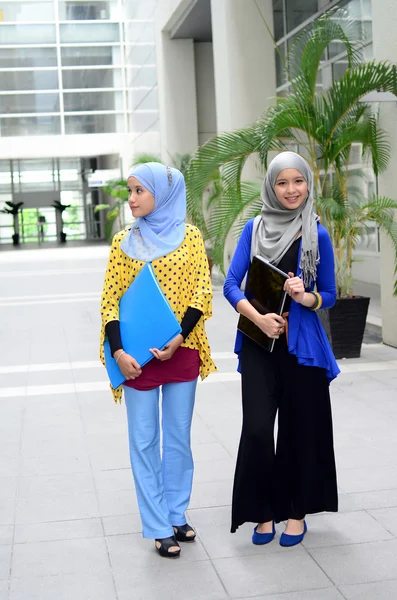 Dwie młode ładne kobiety azjatycki biznes muzułmańskich w szalik głowy — Zdjęcie stockowe
