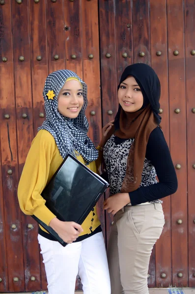 Закри портрет красиві молоді Азіатські дівчата в голову шарф — стокове фото