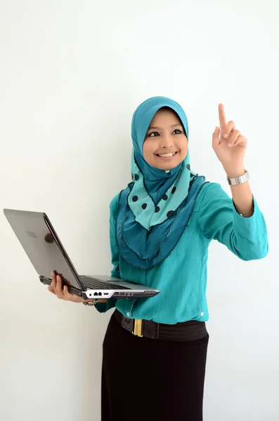 Молодая азиатская мусульманка в головном шарфе улыбается — стоковое фото