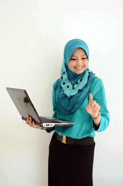 Jovem asiático muçulmano mulher na cabeça cachecol sorriso — Fotografia de Stock