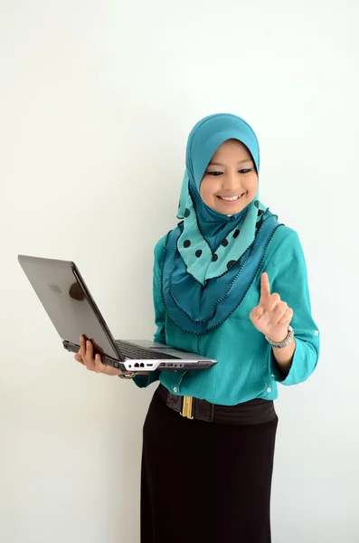 Young asian muslim woman in head scarf smile — Stock Photo, Image