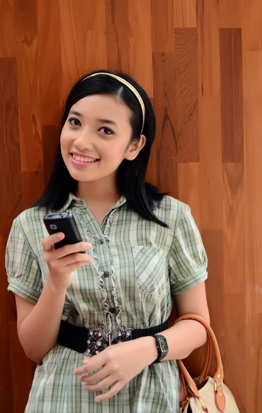 Güzel portre genç genç kız cep telefonu ile açık — Stok fotoğraf