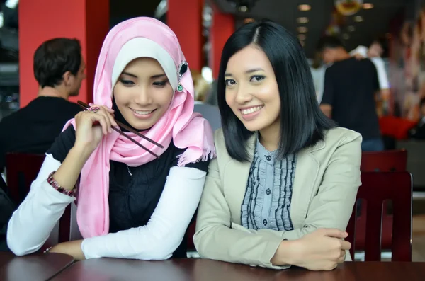 Retrato de cerca de la hermosa joven musulmana asiática en la cafetería con hermosas sonrisas —  Fotos de Stock