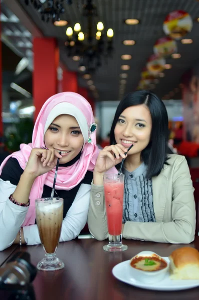 Retrato de cerca de la hermosa joven musulmana asiática en la cafetería con hermosas sonrisas — Foto de Stock