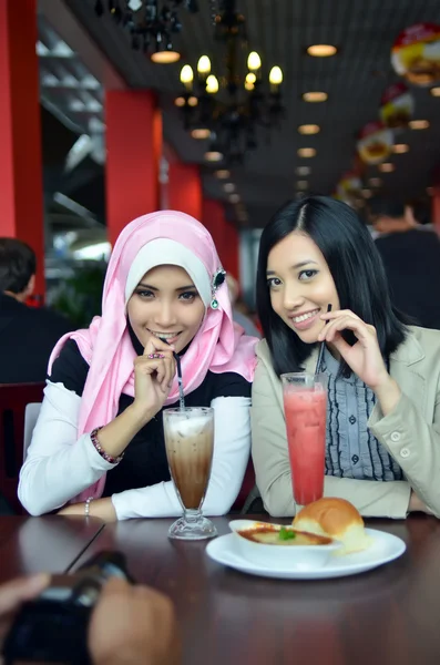 Retrato de cerca de la hermosa joven musulmana asiática en la cafetería con hermosas sonrisas — Foto de Stock